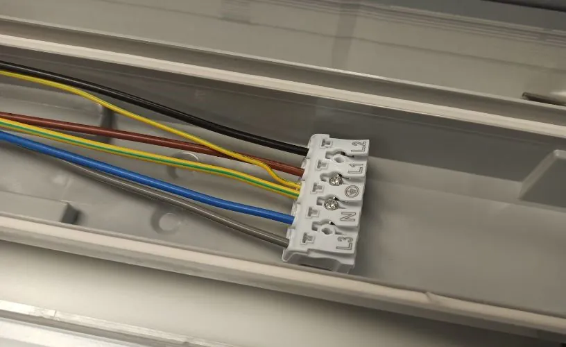 Throughwiring via luster terminal